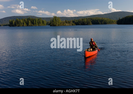 Canoë sur l'étang près de Prong Moosehead Lake, dans le Maine, USA Banque D'Images