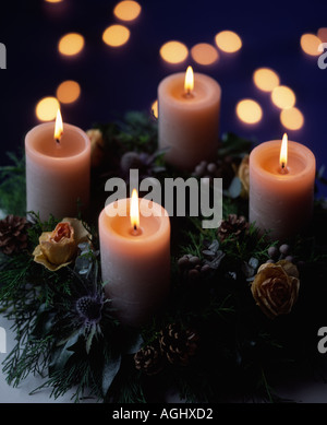 Des bougies sur un avènement crantz noël décoration table place setting Banque D'Images