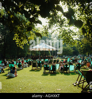 Kiosque d'été traditionnel St James's Park Londres Angleterre GO Banque D'Images