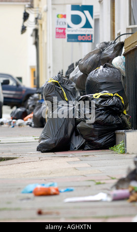 Déchets entassés éparpillés à travers les chemins et rues de Brighton, East Sussex. Photo par Jim Holden. Banque D'Images