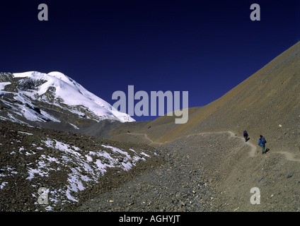 Les randonneurs près de Thorung La Pass de Thorung Phedi sur le circuit de l'Annapurna au Népal Banque D'Images