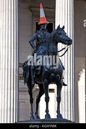 Le duc de Wellington sur son cheval portant un cône de circulation pour un chapeau, Royal Exchange Square, Glasgow, Ecosse. Banque D'Images