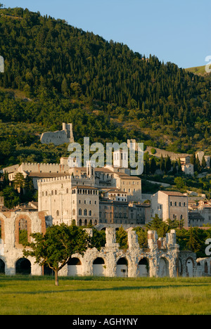 Gubbio Ombrie Italie Les vestiges du théâtre romain de premier plan inférieur et la ville médiévale sur les pentes du Monte Ingino Banque D'Images