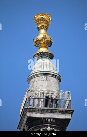 Le monument mémorial pour le Grand Incendie de Londres 1666 avec un homme et femme sur le parapet Banque D'Images