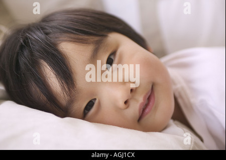 Young Boy Laying in Bed, CU Banque D'Images