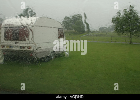 Petite caravane garé dans wet Caravan and Camping Park, Belcarra, près de Castlebar, Comté de Mayo, République d'Irlande Banque D'Images