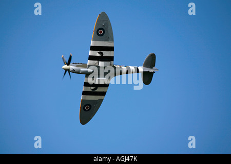 Carolyn Grace pilotant la Grace Spitfire ML 407 lors d'un spectacle aérobique à Shoreham Airshow, aéroport de Shoreham, West Sussex, Angleterre, Royaume-Uni Banque D'Images