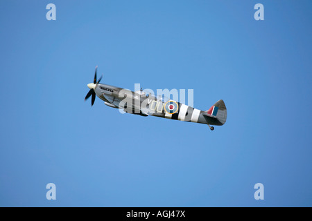 Carolyn Grace pilotant la Grace Spitfire ML 407 lors d'un spectacle aérobique à Shoreham Airshow, aéroport de Shoreham, West Sussex, Angleterre, Royaume-Uni Banque D'Images