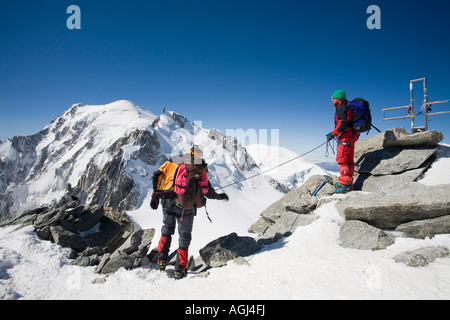 Alpinistes sur le sommet de la pointe 4000m du Mont Blanc du Tacul, Chamonix, France Banque D'Images