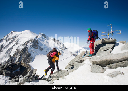 Alpinistes sur le sommet de la pointe 4000m du Mont Blanc du Tacul, Chamonix, France Banque D'Images