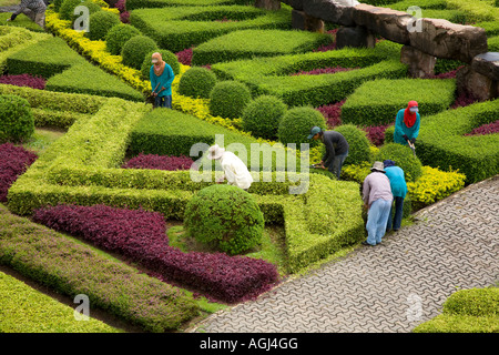 Haies taillées & flore et faune. Jardiniers de haute visibilité jardinage au Suan Nong Nooch Tropical Botanical Garden Resort, Pattaya, Thaïlande, Asie. Banque D'Images