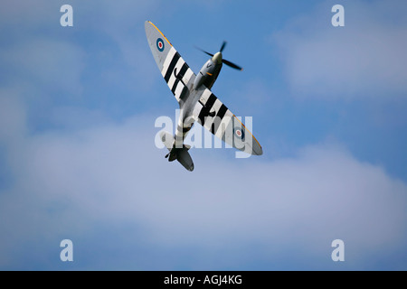 Carolyn Grace pilotant la Grace Spitfire ML 407 lors d'un spectacle aérobique à Shoreham Airshow, aéroport de Shoreham, West Sussex, Angleterre, Royaume-Uni Banque D'Images