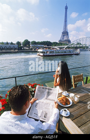 Couple sur Seine péniche face à la Tour Eiffel Banque D'Images