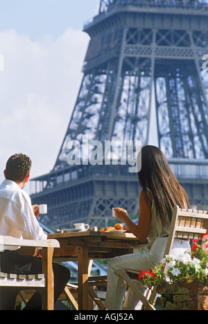 Couple having breakfast sur Seine péniche face à la Tour Eiffel à Paris Banque D'Images