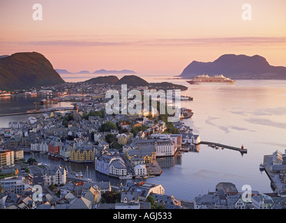 Navire de croisière entrée en Ålesund sur côte norvégienne à l'aube Banque D'Images