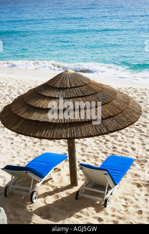 Portrait de deux chaises longues sous un palapa sur la plage Banque D'Images