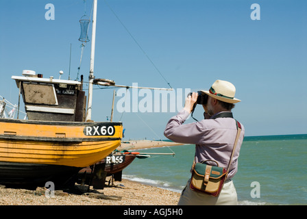 Prendre une photo de tourisme bateaux de pêche La pêche à la plage près de la vieille ville de Hastings East Sussex côte sud Bretagne Banque D'Images