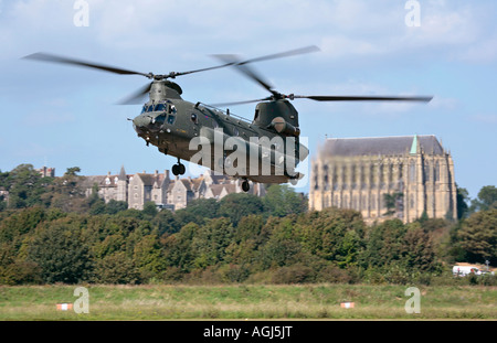 Chinook HC MK 11 effectuant une manœuvre aérienne au salon aéroportuaire de Shoreham, aéroport de Shoreham, West Sussex, Angleterre, Royaume-Uni Banque D'Images