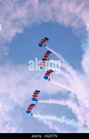 L'équipe de l'exposition militaire RAF Falcons s'est formée dans le ciel au-dessus de l'aéroport de Shoreham, West Sussex, Angleterre, Royaume-Uni Banque D'Images