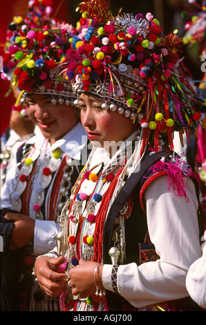 Chine Yunnan Xiao Hu La village Akha Hani femme en costume de fête traditionnelle Banque D'Images