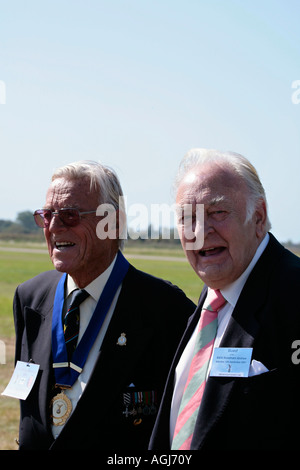 L'acteur britannique Donald Sinden (à droite) avec le capitaine G Meadows au spectacle aérien de Shoreham, aéroport de Shoreham, West Sussex, Angleterre, Royaume-Uni Banque D'Images