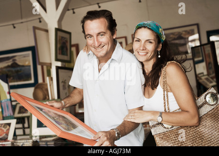 Portrait of a young couple peintures d'achat d'un magasin Banque D'Images