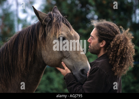 Man kissing horse Banque D'Images