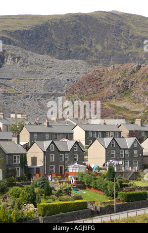 Déchets d'ardoise derrière des rangées de maisons et maisons à Blaenau Ffestiniog ville Gwynedd au nord du Pays de Galles UK Banque D'Images