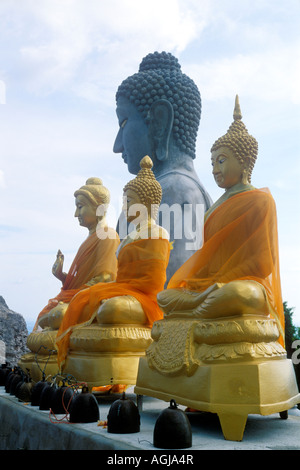 Les statues de Bouddha de Wat Tam Sua au sommet d'une montagne près de Krabi en Thaïlande Banque D'Images