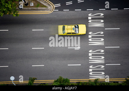 Vue aérienne d'un excès de taxi de Singapour vers le bas une rue de la ville à Singapour Banque D'Images