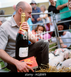 Auteur Christopher Brookmyre regardant son cochon nouvellement conquise au 2006 Guardian Hay Festival Hay-on-Wye au Pays de Galles UK Banque D'Images