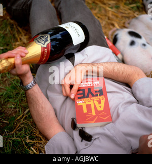Auteur Christopher Brookmyre et bouteille de champagne Bollinger au 2006 Guardian Hay Festival Hay-on-Wye au Pays de Galles UK Banque D'Images