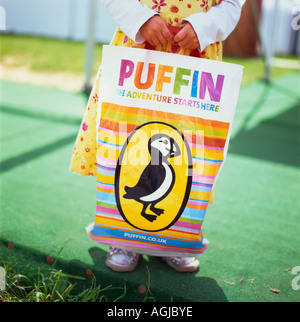 Un enfant portant un sac de transport en plastique Puffin Books au Hay Book Festival à Hay on Wye Royaume-Uni Grande-Bretagne KATHY DEWITT Banque D'Images