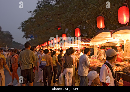 Asie Chine nightmarket donghuamen avec cookshops et l'éclairage de nuit Banque D'Images