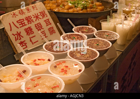 Asie Chine nightmarket donghuamen avec cookshops et l'éclairage de nuit Banque D'Images