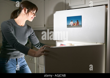 Woman photographie sur réfrigérateur Banque D'Images