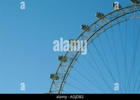 Le London Eye construit pour commémorer le millénaire London England UK Banque D'Images