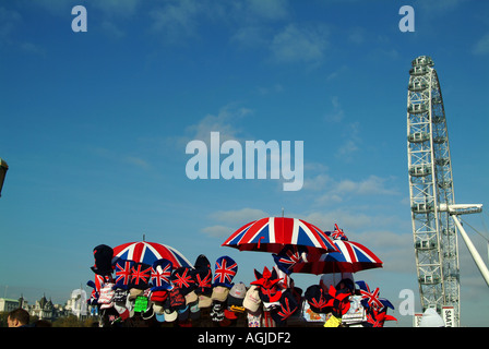 Le London Eye construit pour commémorer le millénaire de la stalle de tourisme Londres Angleterre Royaume-uni Drapeaux Banque D'Images