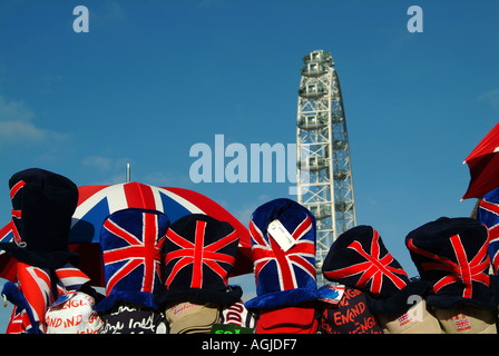 Le London Eye construit pour commémorer le millénaire de la stalle de tourisme Londres Angleterre Royaume-uni Drapeaux Parasols Banque D'Images