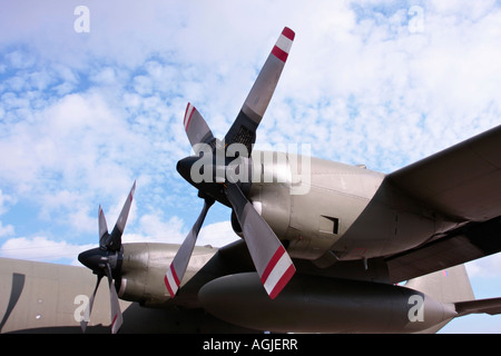 Deux des quatre turbopropulseurs du Lockheed C-130 Hercules Banque D'Images
