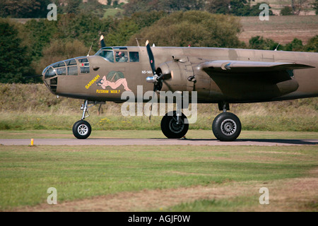 Le bombardier B-25 Mitchell vintage sur piste à l'aéroport de Shoreham, Sussex Banque D'Images