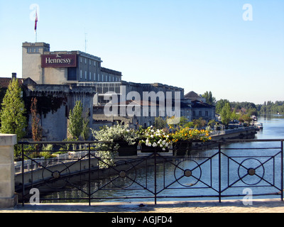 Cognac Hennessy locaux sur la Charente France Banque D'Images