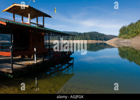 Raft house sur le lac, Lokve en Croatie Banque D'Images