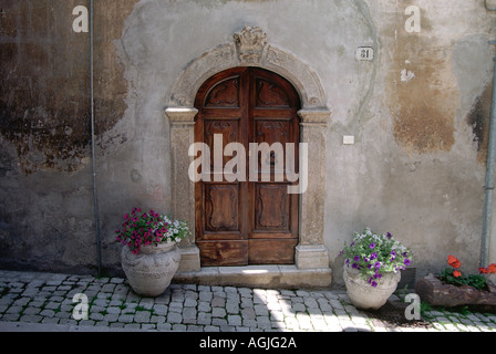 Une porte sur l'une des rues pavées de Scanno, dans la région Abruzzes, en Italie Banque D'Images