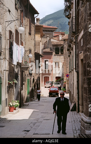 Les rues de Scanno, dans la région Abruzzes, en Italie sont négligés par les montagnes Banque D'Images