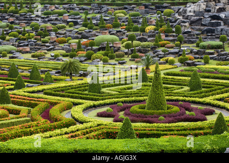 Le jardin formel français, conception symétrique et arbustes à Suan Nong Nooch ou NongNooch Tropical Botanical Garden Resort, Chon Buri, Pattaya, Thaïlande Banque D'Images