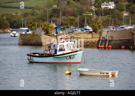 Salcombe Devon UK petit bateau de pêche amarré dans l'Estuaire Banque D'Images