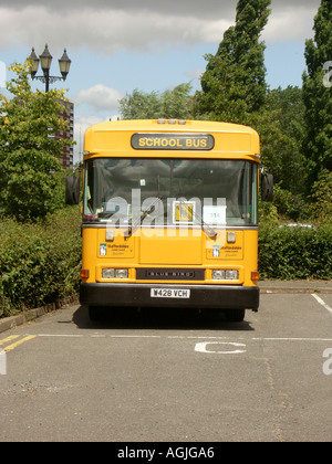 Autobus scolaire jaune vue avant Banque D'Images