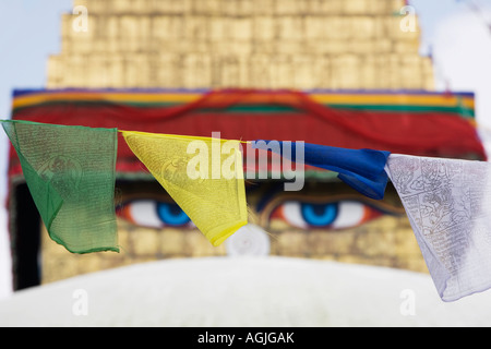 Drapeaux de prière bouddhiste en face de la stupa Boudhanath monument bouddhiste, temple de Pashupatinath, Katmandou, Népal Banque D'Images