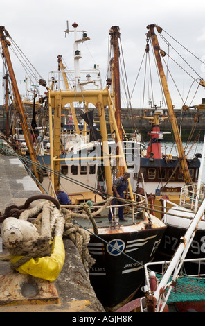 Chalutiers amarrés dans le port de Newlyn Cornwall Banque D'Images